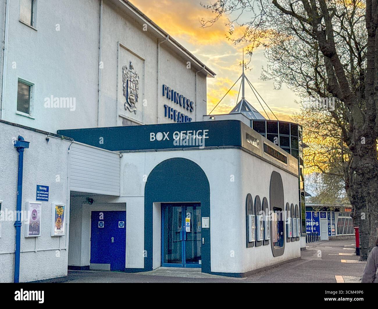 Torquay, Devon, Angleterre, Royaume-Uni - 23 avril 2025 : vue extérieure avant du Princess Theatre sur le front de mer à Torquay. - Image de stock capturée avec un smartphone
