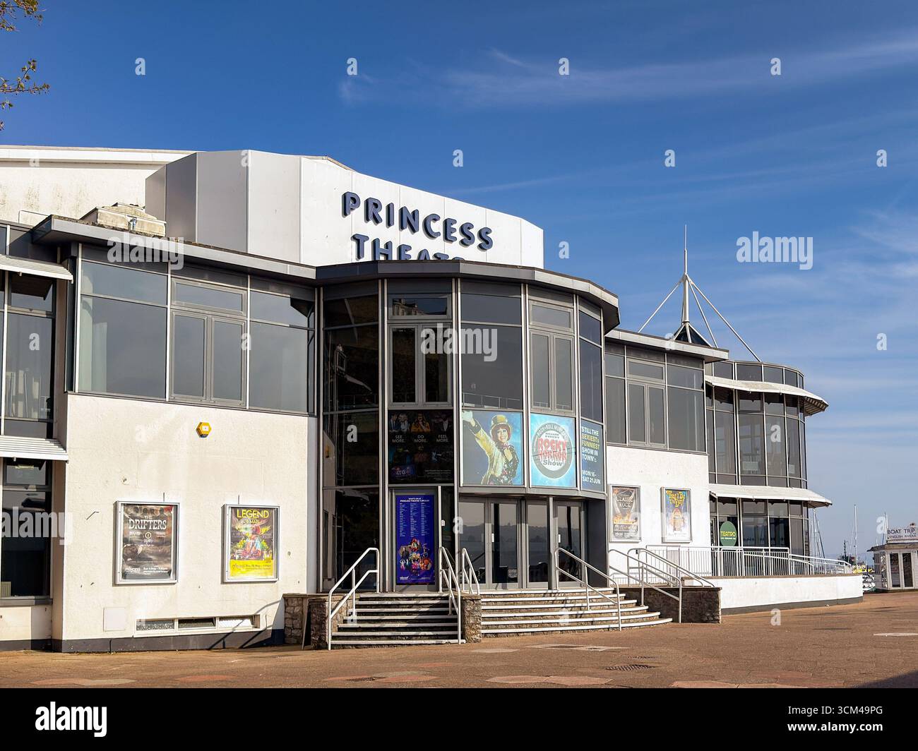 Torquay, Devon, Angleterre, Royaume-Uni - 23 avril 2025 : vue extérieure avant du Princess Theatre sur le front de mer à Torquay. Banque D'Images