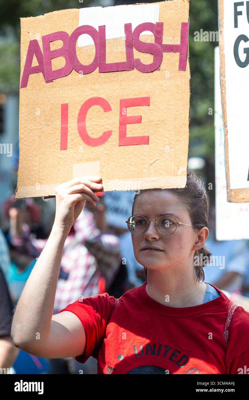 Atlanta, GA / États-Unis - 1 septembre 2025 : une jeune femme affiche un panneau indiquant « abolir LA GLACE » lors du rassemblement Workers over Billionaires Labor Day à Atlanta. Banque D'Images