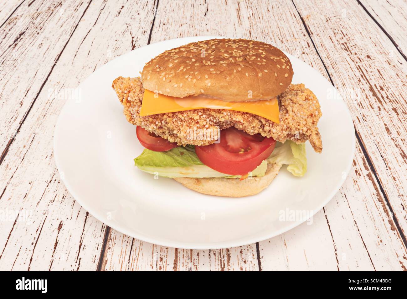 Hamburger de style pub avec un pain brioché robuste, du bœuf haché grossièrement et de la bière pression en arrière-plan, dans une ambiance sombre. Banque D'Images