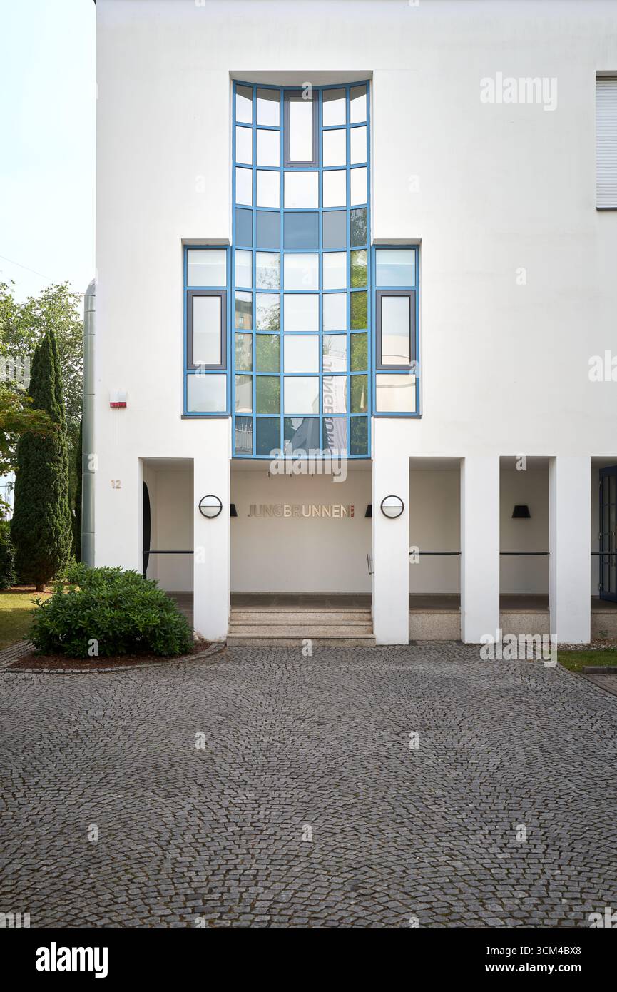 Façade architecturale moderne avec fenêtre à cadre bleu, Bonn, Allemagne Banque D'Images