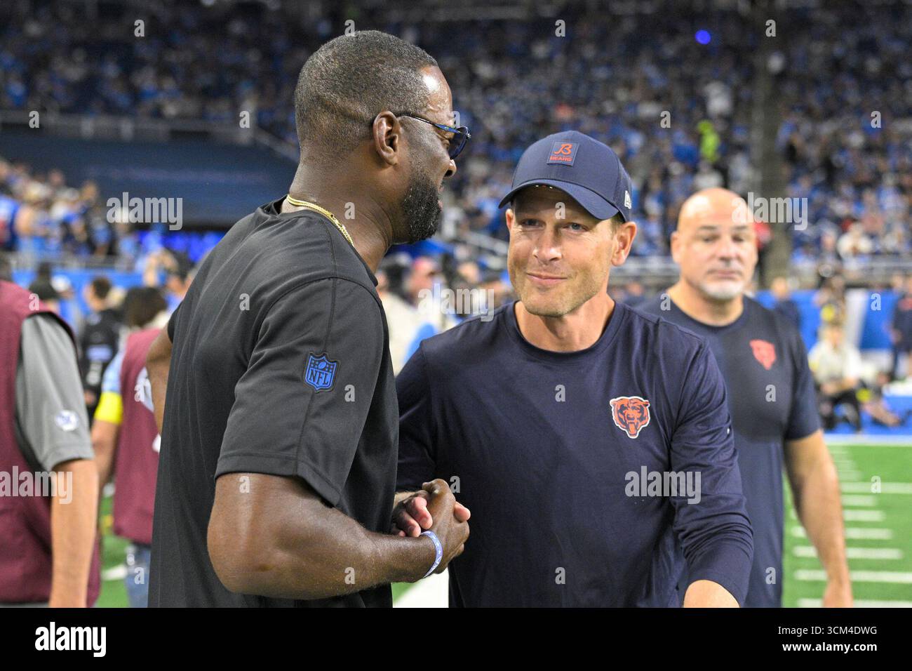 DETROIT, mi - 14 SEPTEMBRE : Ben Johnson, entraîneur-chef des Chicago Bears, s'entretient avec Calvin Johnson, ancien receveur des Detroit Lions, avant le match entre les Chicago Bears et les Detroit Lions, le 14 septembre 2025 au Ford Field à Detroit, mi (photo par Allan Dranberg/CSM) (crédit image : © Allan Dranberg/Cal Sport Media) crédit : CAL Sport Media/Alamy Live News Banque D'Images
