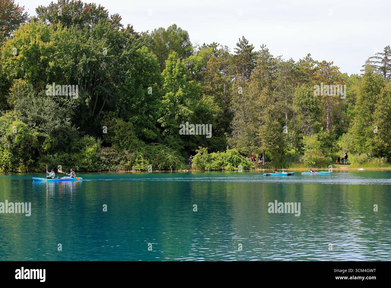 Manlius, NY, États-Unis - 1er septembre 2025 - kayakistes et randonneurs appréciant les derniers jours de l'été au Green Lakes State Park dans le nord de l'État de New York Banque D'Images Manlius, NY, États-Unis - 1er septembre 2025 - kayakistes et randonneurs appréciant les derniers jours de l'été au Green Lakes State Park dans le nord de l'État de New York Banque D'Images