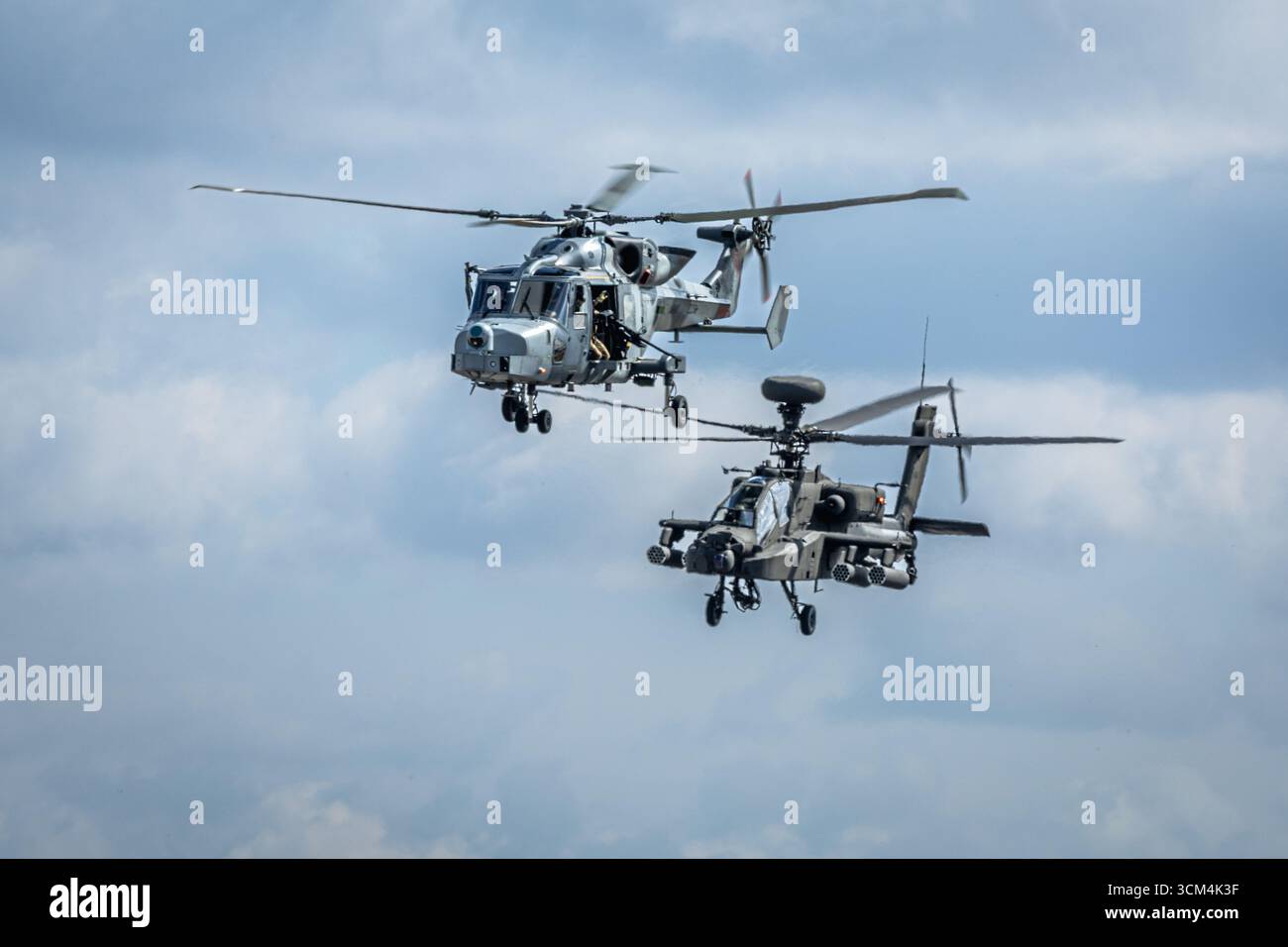 Army Air corps - Boeing AH-64E Apache & AW159 Wildcat, aéroporté au Royal International Air Tattoo 2025. Banque D'Images