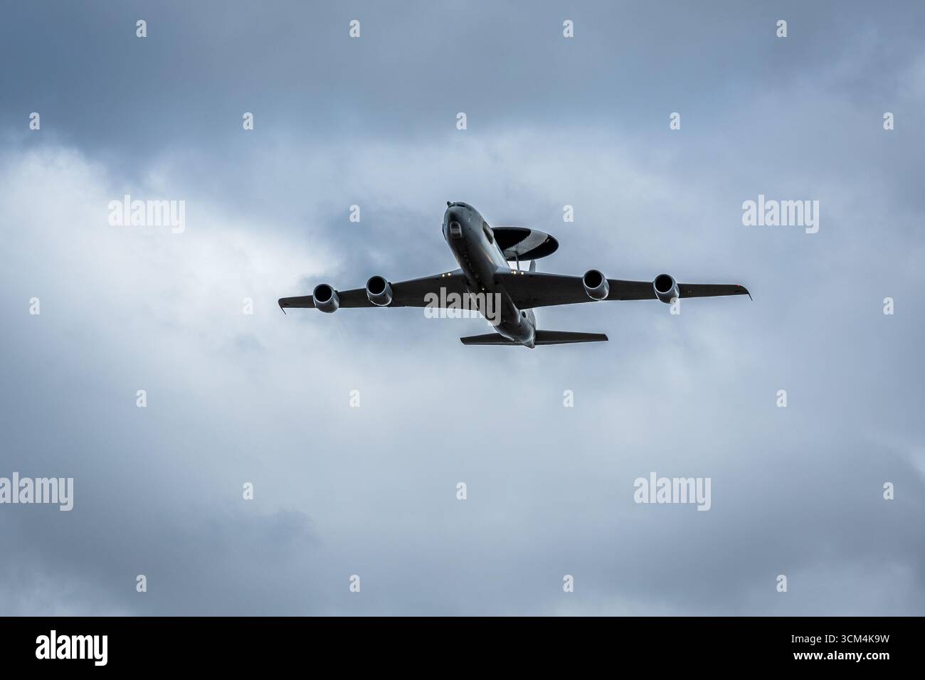 Forces aériennes et spatiales françaises - Boeing E-3 Sentry, arrivant à la RAF Fairford pour participer au Royal International Air Tattoo 2025. Banque D'Images