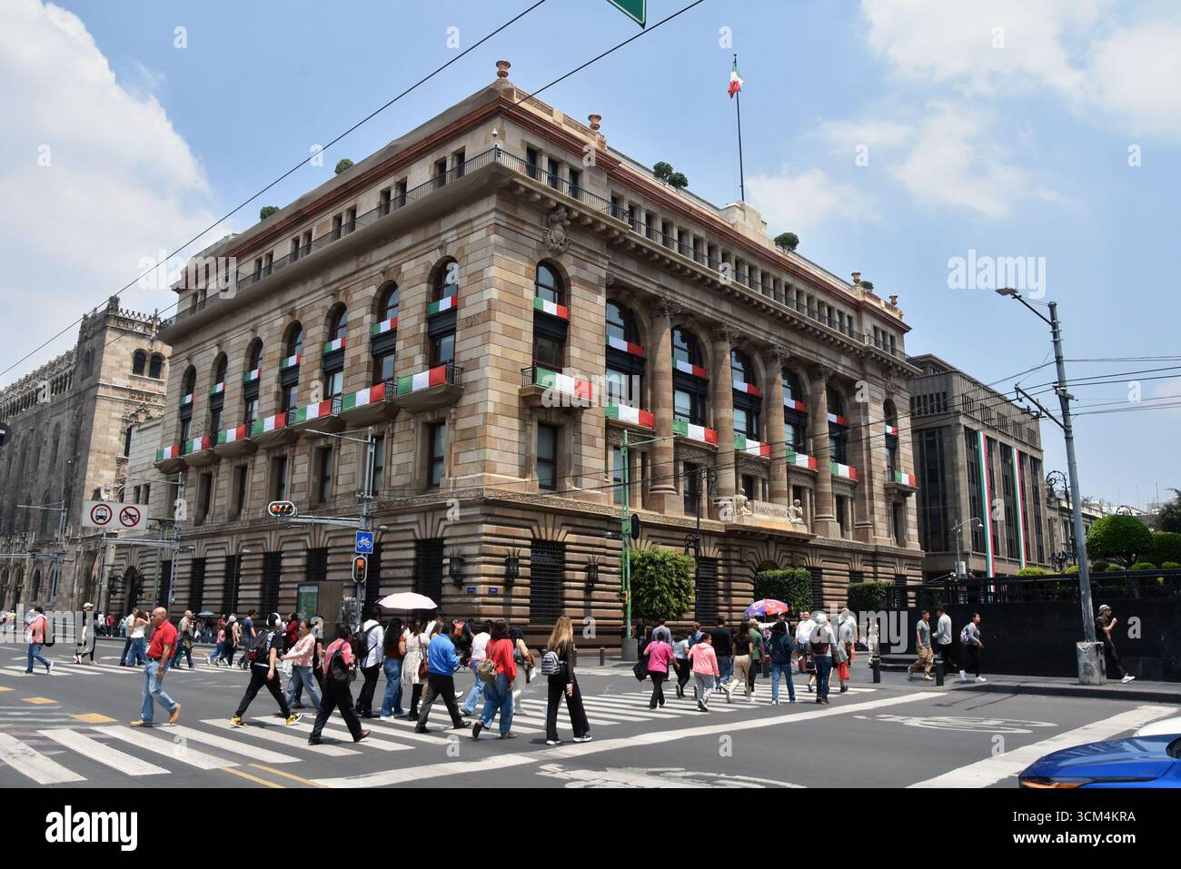 Des décorations célébrant le jour de l'indépendance mexicaine sont accrochées sur les bâtiments du Zócalo de Mexico Banque D'Images