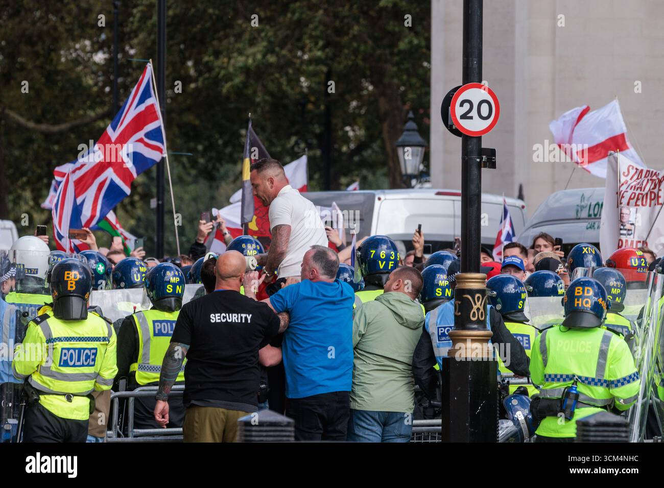 Londres, Royaume-Uni. 13 septembre 2025. L'organisateur d'extrême droite Daniel Thomas, connu sous le nom de Danny Tommo, se prépare à s'adresser aux partisans de l'activiste d'extrême droite Tommy Robinson qui s'était déplacé pour affronter les contre-manifestants anti-racistes de Stand Up to Racism à Whitehall après avoir participé à la manifestation Unite the Kingdom. La police métropolitaine a estimé que 150 000 personnes ont pris part à la manifestation Unite the Kingdom organisée par Tommy Robinson qui avait été présentée comme un rassemblement de « liberté d'expression ». Crédit : Mark Kerrison/Alamy Live News Banque D'Images