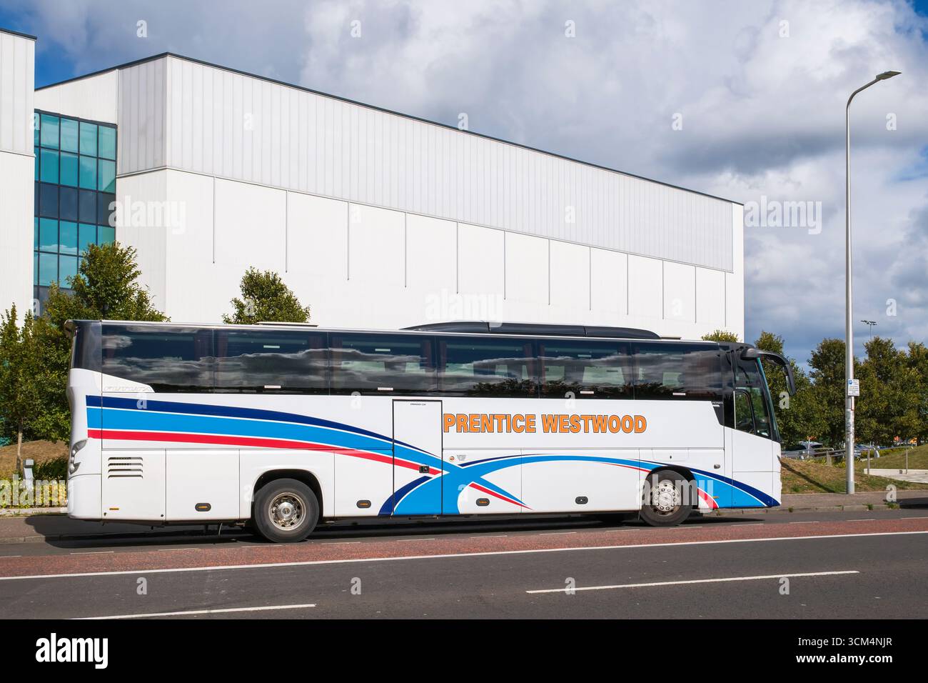 Un entraîneur de Prentice Westwood stationné à l’extérieur du Meadowbank Sports Centre, à Édimbourg, en Écosse – un lieu de sport, d’événements et d’activités communautaires. Banque D'Images