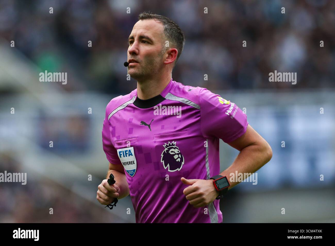Newcastle, Royaume-Uni. 13 septembre 2025. Arbitre Chris Kavanagh lors du Newcastle United FC contre Wolverhampton Wanderers FC English premier League match au St.James' Park, Newcastle, Angleterre, Royaume-Uni le 13 septembre 2025 crédit : Lee Keuneke/Every second Media crédit : Every second Media/Alamy Live News Banque D'Images