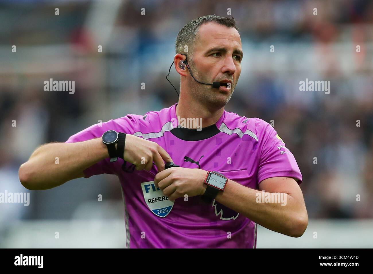 Newcastle, Royaume-Uni. 13 septembre 2025. Arbitre Chris Kavanagh lors du Newcastle United FC contre Wolverhampton Wanderers FC English premier League match au St.James' Park, Newcastle, Angleterre, Royaume-Uni le 13 septembre 2025 crédit : Lee Keuneke/Every second Media crédit : Every second Media/Alamy Live News Banque D'Images