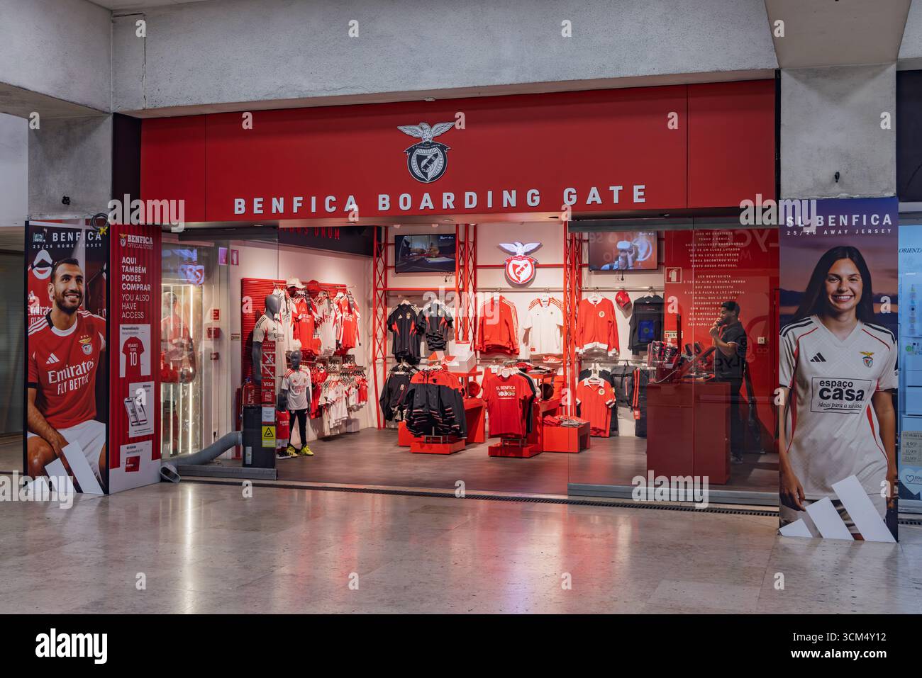 Le magasin officiel des fans pour le club de football Benfica à Lisbonne, avec des marchandises rouges et de grandes affiches de joueurs à l'intérieur et à l'extérieur. Lisbonne, Portuga Banque D'Images