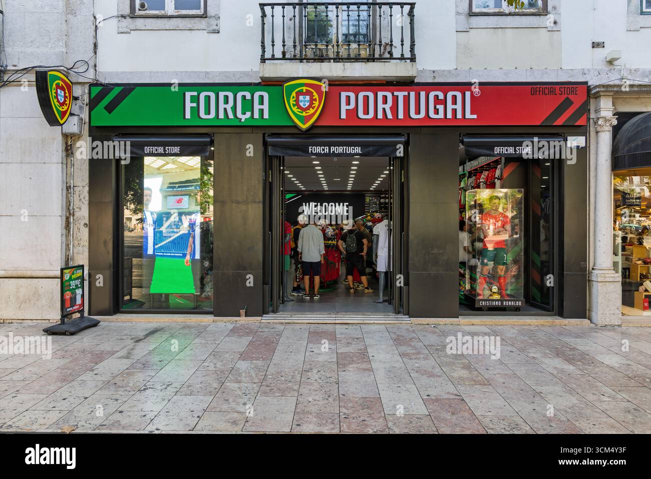 Une vitrine verte et rouge vibrante pour un magasin officiel des fans de l'équipe de football du Portugal, situé dans une rue pavée de Lisbonne. Lisbonne, Portugal. 1 au Banque D'Images