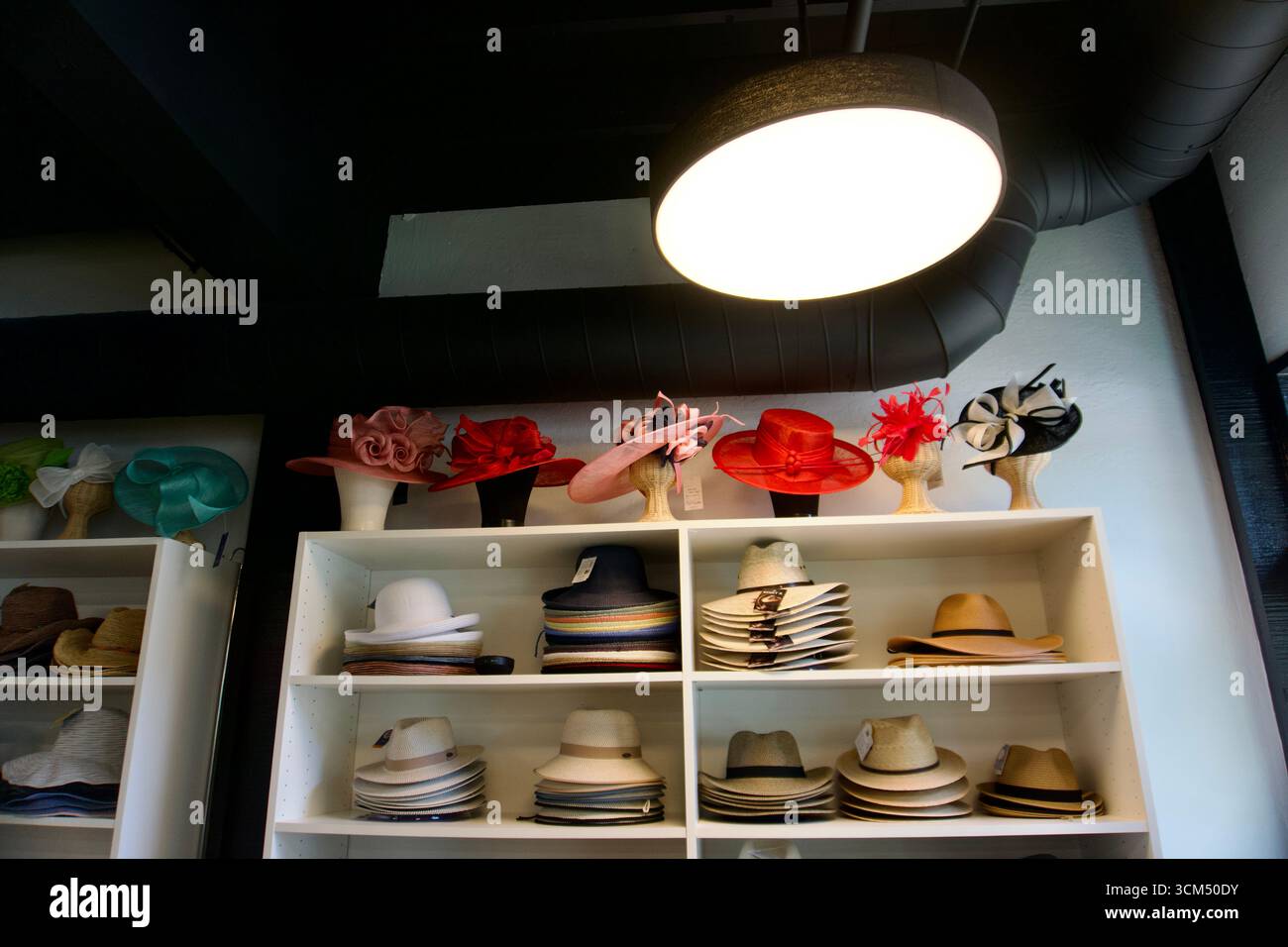 Affichage de chapeaux élégants dans l'intérieur de la boutique Banque D'Images