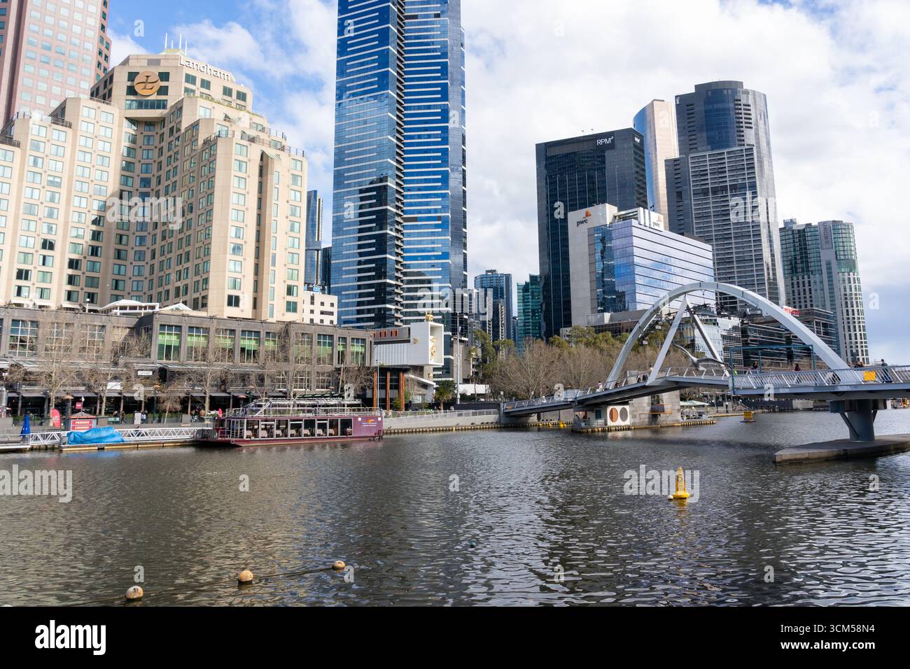 Paysage urbain en bord de mer de Melbourne, à côté de la rivière Yarra dans South Wharf à Melbourne, Australie. Banque D'Images
