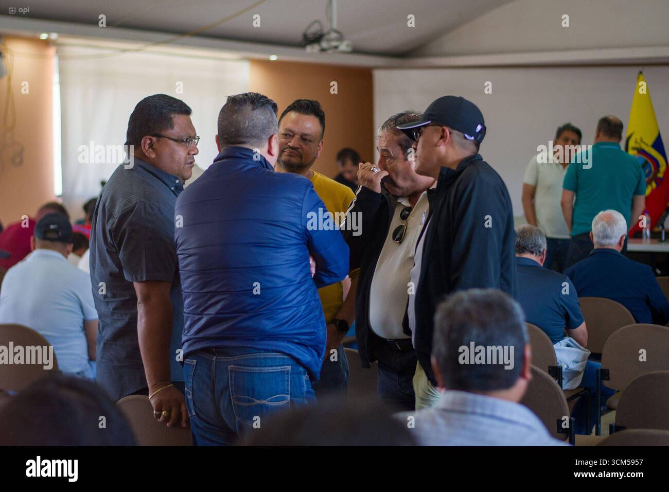 UIO REUNIONTRANSPORTISTAS Quito, dimanche 14 septembre 2025 le syndicat des transports se réunit pour définir l'itinéraire en relation avec l'élimination de la subvention diesel, décrétée par le gouvernement du Président Daniel Noboa photo Juan Ruiz API Quito Pichincha Ecuador POL UIO REUNIONTRANSPORTISTAS 38ccccb0a45fc38b053ebbbbbb86940f8e3 Copyright : xRuizx Banque D'Images