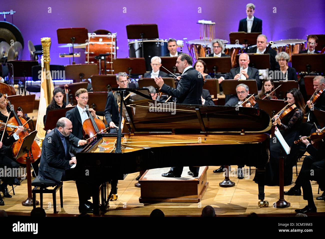 Prague, République tchèque. 14 septembre 2025. Le pianiste russo-américain Kirill Gerstein, à gauche, et le chef d'orchestre italien Daniele Gatti, au centre, se produisent lors du concert de l'Orchestre d'État saxon de Dresde au festival international de musique Dvorak's Prague à Prague, en République tchèque, le 14 septembre 2025. Crédit : Roman Vondrous/CTK photo/Alamy Live News Banque D'Images