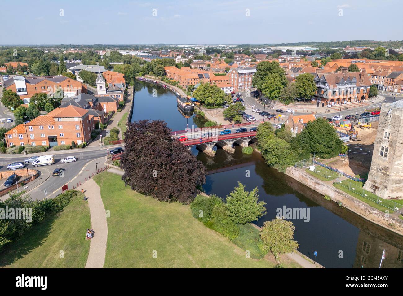 Vue aérienne du pont de Trent sur la rivière Trent, Newark-on-Trent, Nottinghamshire, Royaume-Uni. Banque D'Images