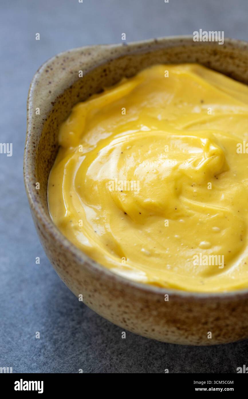 Mayonnaise maison dans un bol en grès Banque D'Images