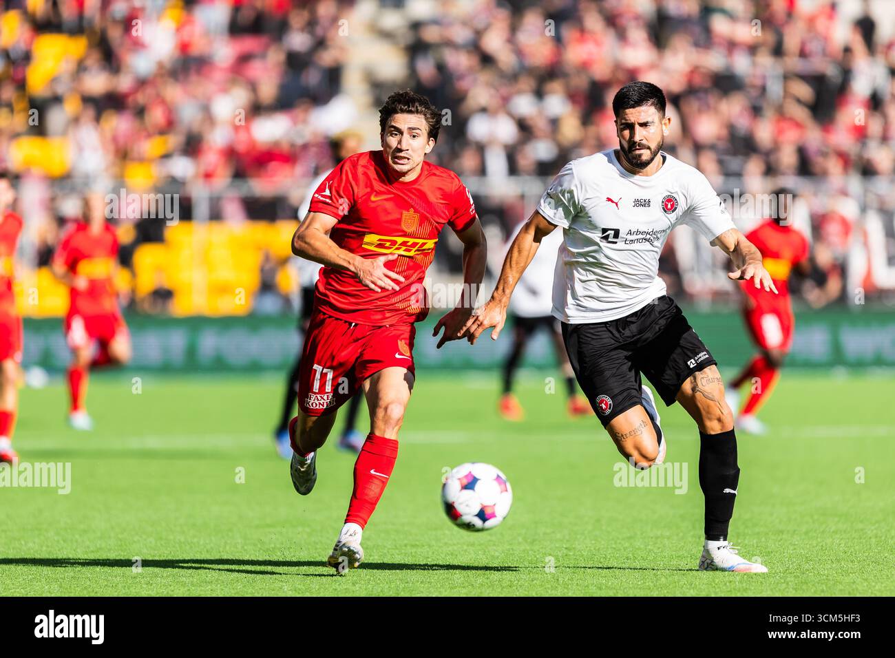 Farum, Danemark. 14 septembre 2025. Martin Erlic (R) du FC Midtjylland et Alexander Lind (11) du FC Nordsjaelland vus lors du match de 3F Superliga entre le FC Nordsjaelland et le FC Midtjylland à droite de Dream Park à Farum. Crédit : Gonzales photo/Alamy Live News Banque D'Images