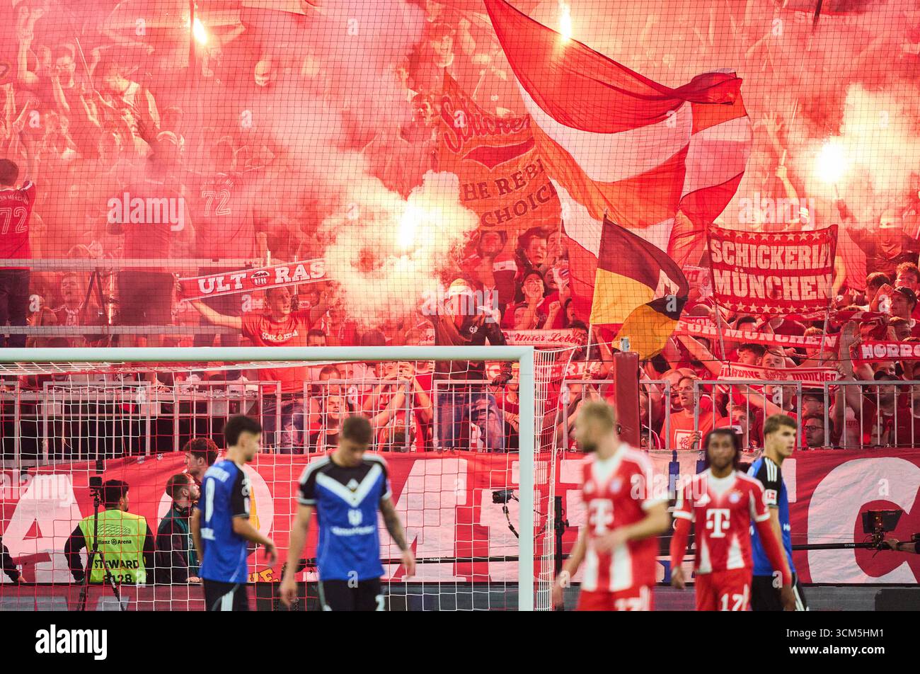 Fans du FCB dans le match FC BAYERN München - HAMBURGER SV 5-0. Le 13 septembre 2025 à Allianz Arena München, Allemagne. Saison 2026/2026, 1.Bundesliga, FCB, journée 3, 3.Spieltag photographe : Peter Schatz - LA RÉGLEMENTATION DFL INTERDIT TOUTE UTILISATION DE PHOTOGRAPHIES comme SÉQUENCES D'IMAGES et/ou QUASI-VIDÉO - Banque D'Images