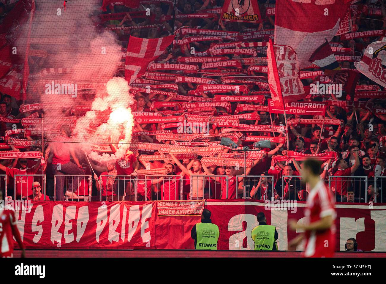 Fans du FCB dans le match FC BAYERN München - HAMBURGER SV 5-0. Le 13 septembre 2025 à Allianz Arena München, Allemagne. Saison 2026/2026, 1.Bundesliga, FCB, journée 3, 3.Spieltag photographe : Peter Schatz - LA RÉGLEMENTATION DFL INTERDIT TOUTE UTILISATION DE PHOTOGRAPHIES comme SÉQUENCES D'IMAGES et/ou QUASI-VIDÉO - Banque D'Images