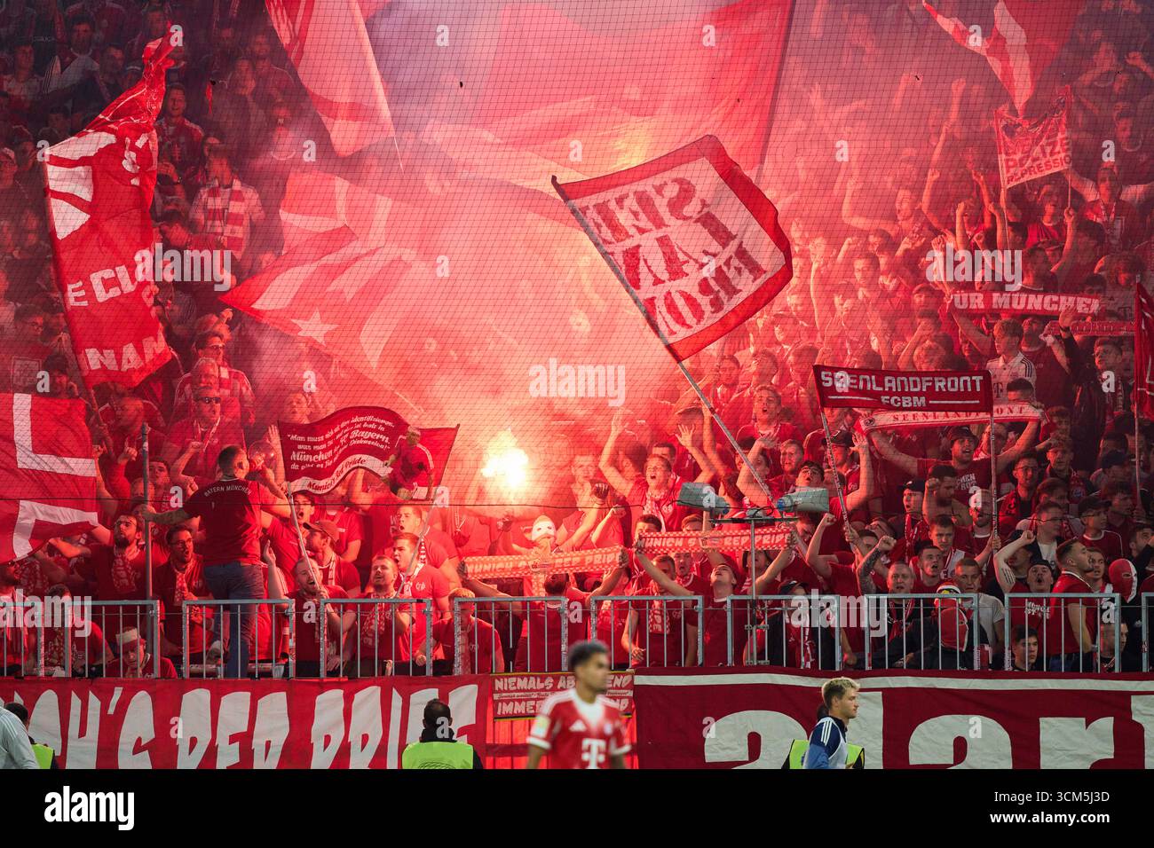 Fans du FCB dans le match FC BAYERN Muenchen - HAMBURGER SV 5-0. Le 13 septembre 2025 à Allianz Arena Muenchen, Allemagne. Saison 2026/2026, 1.Bundesliga, FCB, jour de match 3, 3.Spieltag photographe : ddp images/STAR-images - LA RÉGLEMENTATION DFL INTERDIT TOUTE UTILISATION DE PHOTOGRAPHIES comme SÉQUENCES D'IMAGES et/ou QUASI-VIDÉO - crédit : ddp Media GmbH/Alamy Live News Banque D'Images