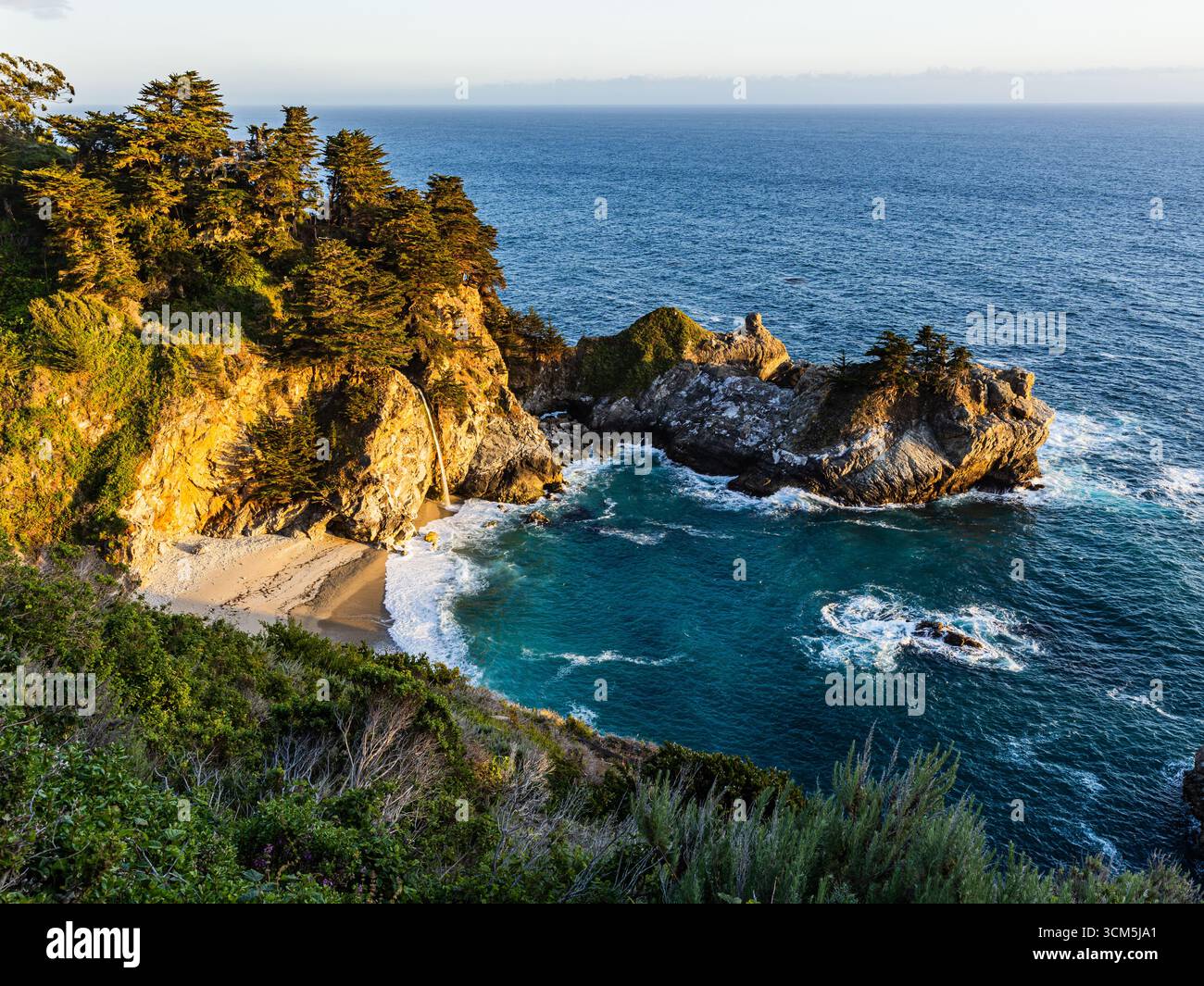 Coucher de soleil à McWay Fall, Julia Pfeiffer Burns State Park, Big sur, Californie, États-Unis Banque D'Images