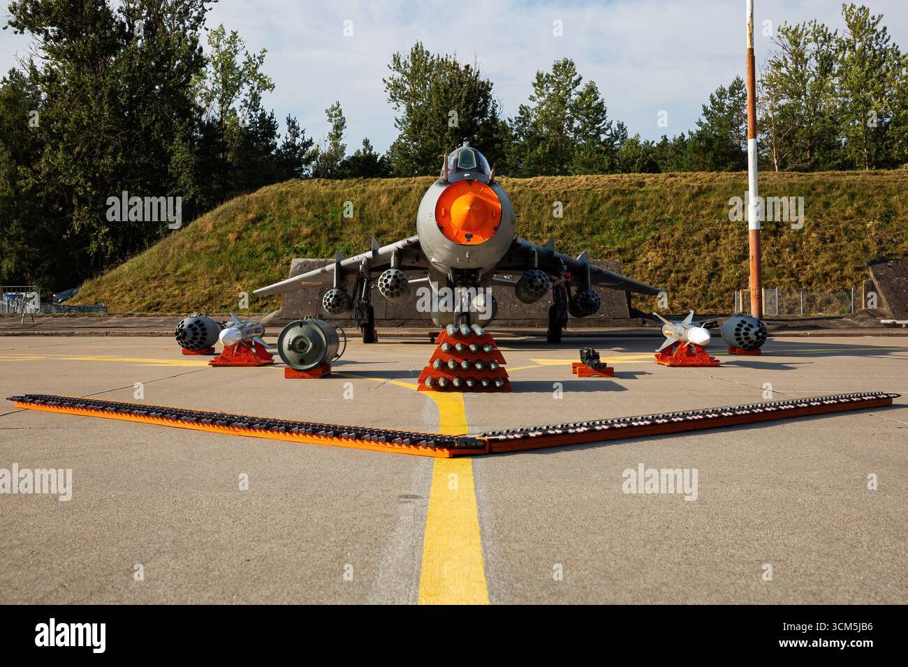 Les chasseurs-bombardiers Sukhoi Su-22 Fitter à voilure variable de l'armée de l'air polonaise participent à une journée médiatique à la base aérienne de Miroslawiec. Banque D'Images