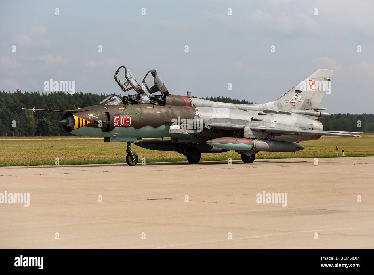 Les chasseurs-bombardiers Sukhoi Su-22 Fitter à voilure variable de l'armée de l'air polonaise participent à une journée médiatique à la base aérienne de Miroslawiec. Banque D'Images