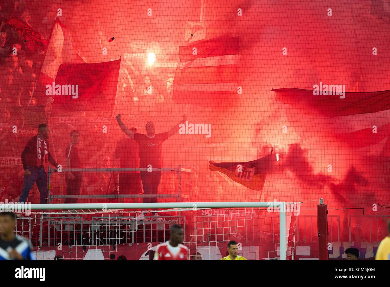 Fans du FCB dans le match FC BAYERN Muenchen - HAMBURGER SV 5-0. Le 13 septembre 2025 à Allianz Arena Muenchen, Allemagne. Saison 2026/2026, 1.Bundesliga, FCB, jour de match 3, 3.Spieltag photographe : ddp images/STAR-images - LA RÉGLEMENTATION DFL INTERDIT TOUTE UTILISATION DE PHOTOGRAPHIES comme SÉQUENCES D'IMAGES et/ou QUASI-VIDÉO - crédit : ddp Media GmbH/Alamy Live News Banque D'Images