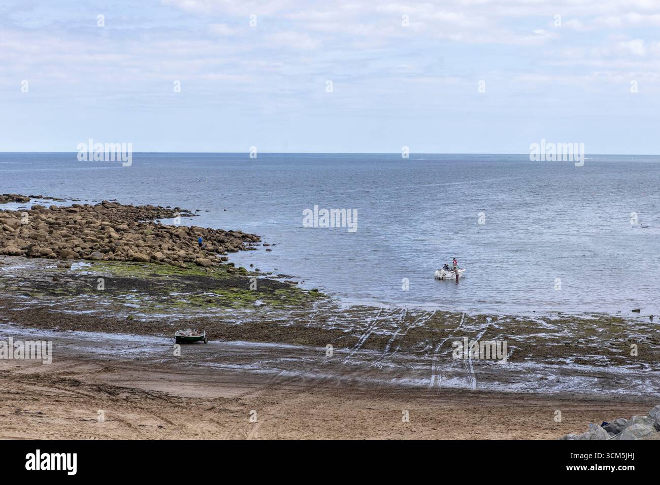 Runswick Bay un village balnéaire populaire sur la côte du Yorkshire dans le Yorkshire du Nord pendant l'été Banque D'Images