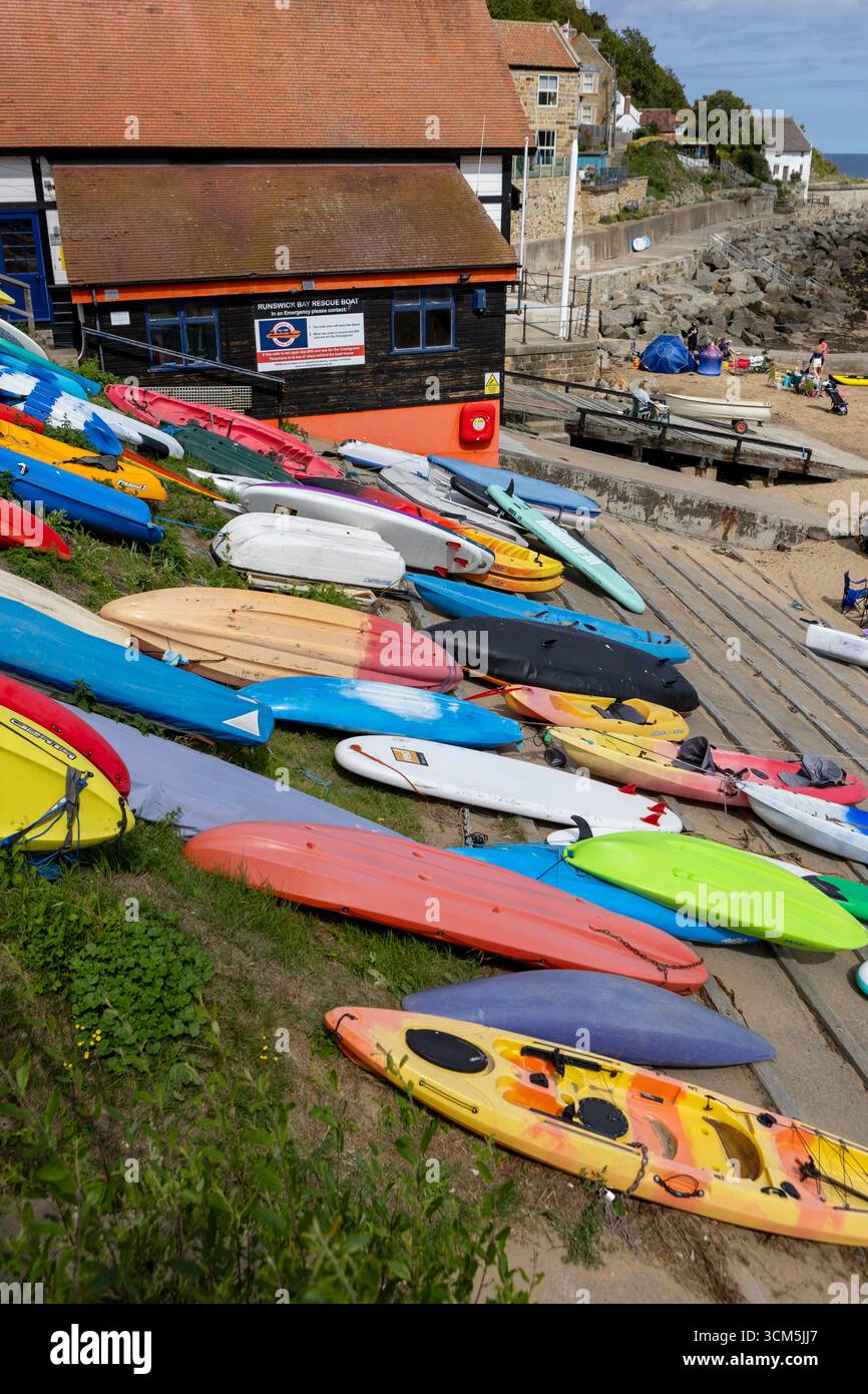 Runswick Bay un village balnéaire populaire sur la côte du Yorkshire dans le Yorkshire du Nord pendant l'été Banque D'Images