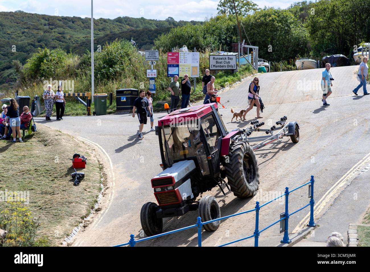Runswick Bay un village balnéaire populaire sur la côte du Yorkshire dans le Yorkshire du Nord pendant l'été Banque D'Images