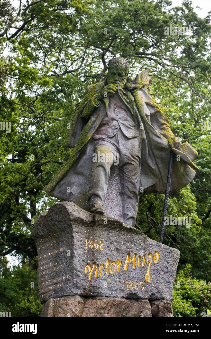 Statue en pierre de Victor Hugo (par Jean Boucher) érigée en 1914, dans les jardins Candie à St Peter Port, Guernesey Island, Bailliage de Guernesey, United Banque D'Images