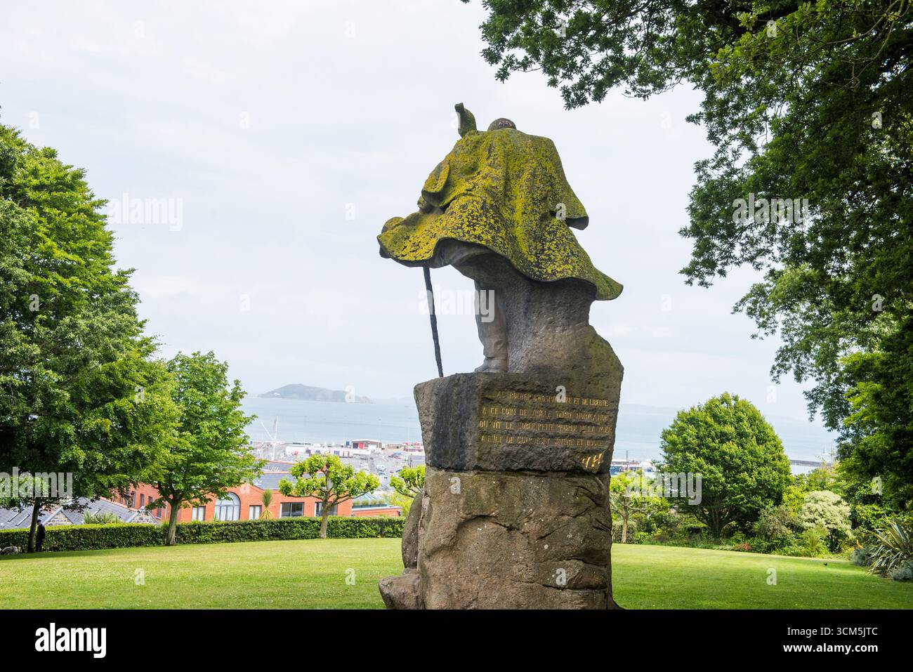 Statue en pierre de Victor Hugo (par Jean Boucher) érigée en 1914, dans les jardins Candie à St Peter Port, Guernesey Island, Bailliage de Guernesey, United Banque D'Images