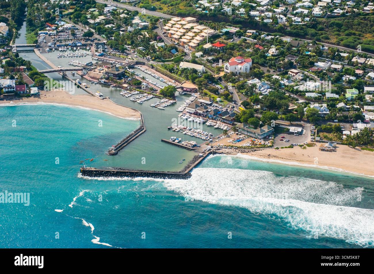 Vue aérienne du lagon sur la côte ouest, plage des roches noires, Saint-Gilles les bains, île de la Réunion, département d'outre-mer de la France, Indien Banque D'Images