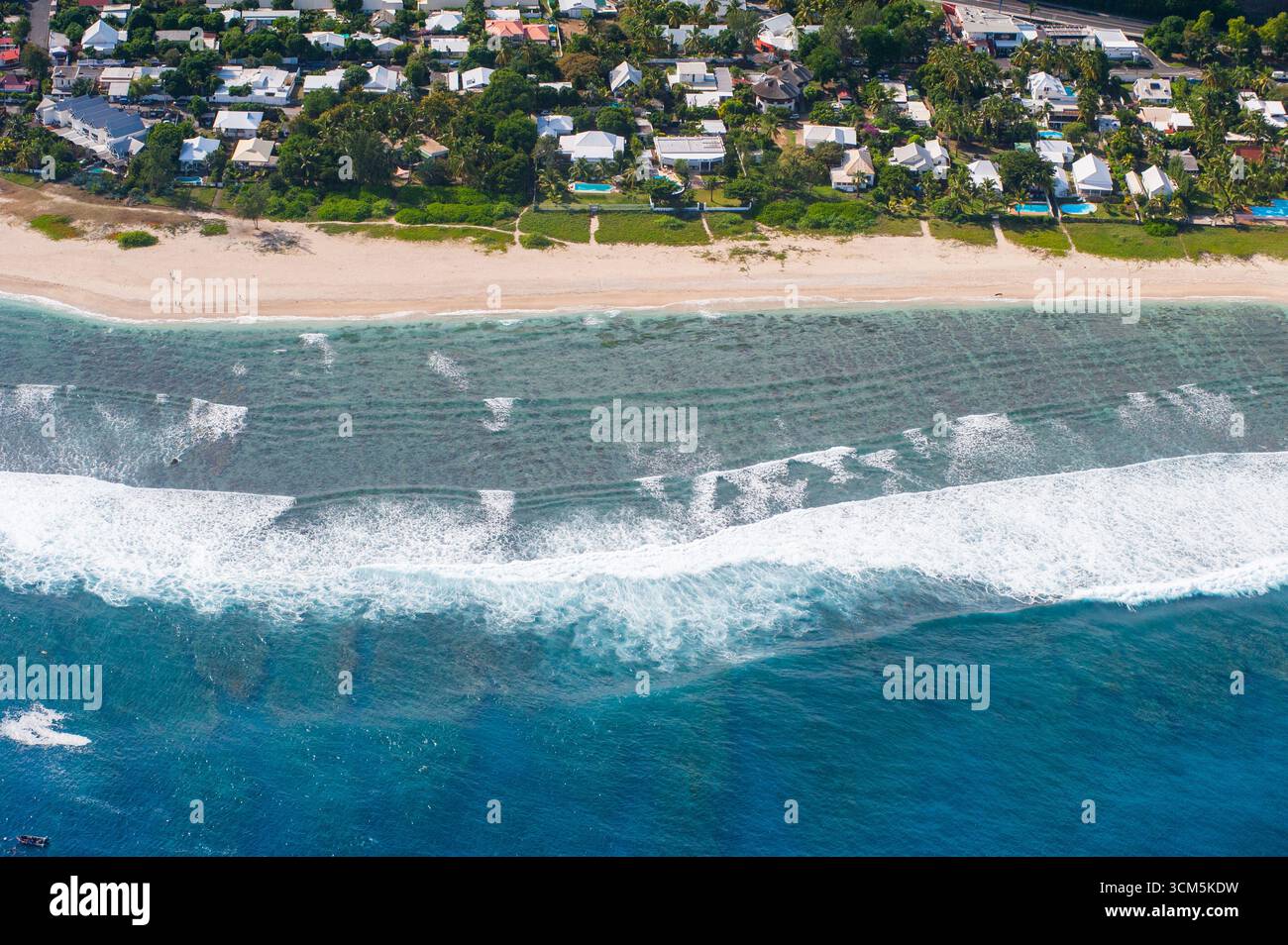 Vue aérienne du lagon sur la côte ouest, plage des roches noires, Saint-Gilles les bains, île de la Réunion, département d'outre-mer de la France, Indien Banque D'Images