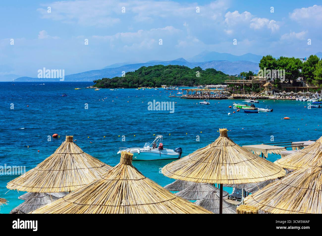 Ksamil est une station balnéaire dans le sud de l'Albanie sur les rives de la mer Ionienne Banque D'Images