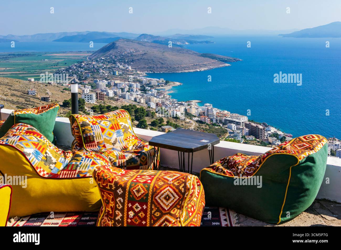Photos du château de Lëkurësi (Kalaja e Lëkurësit) et de ses environs. Le château est une forteresse au-dessus de Saranda en Albanie. Il dispose également d'un café/restau Banque D'Images