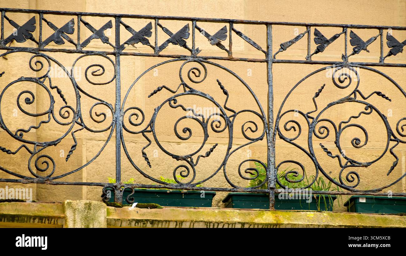 Balustrade décorative en fonte sur une maison à San Sebastián, présentant un design complexe et un savoir-faire artisanal Banque D'Images