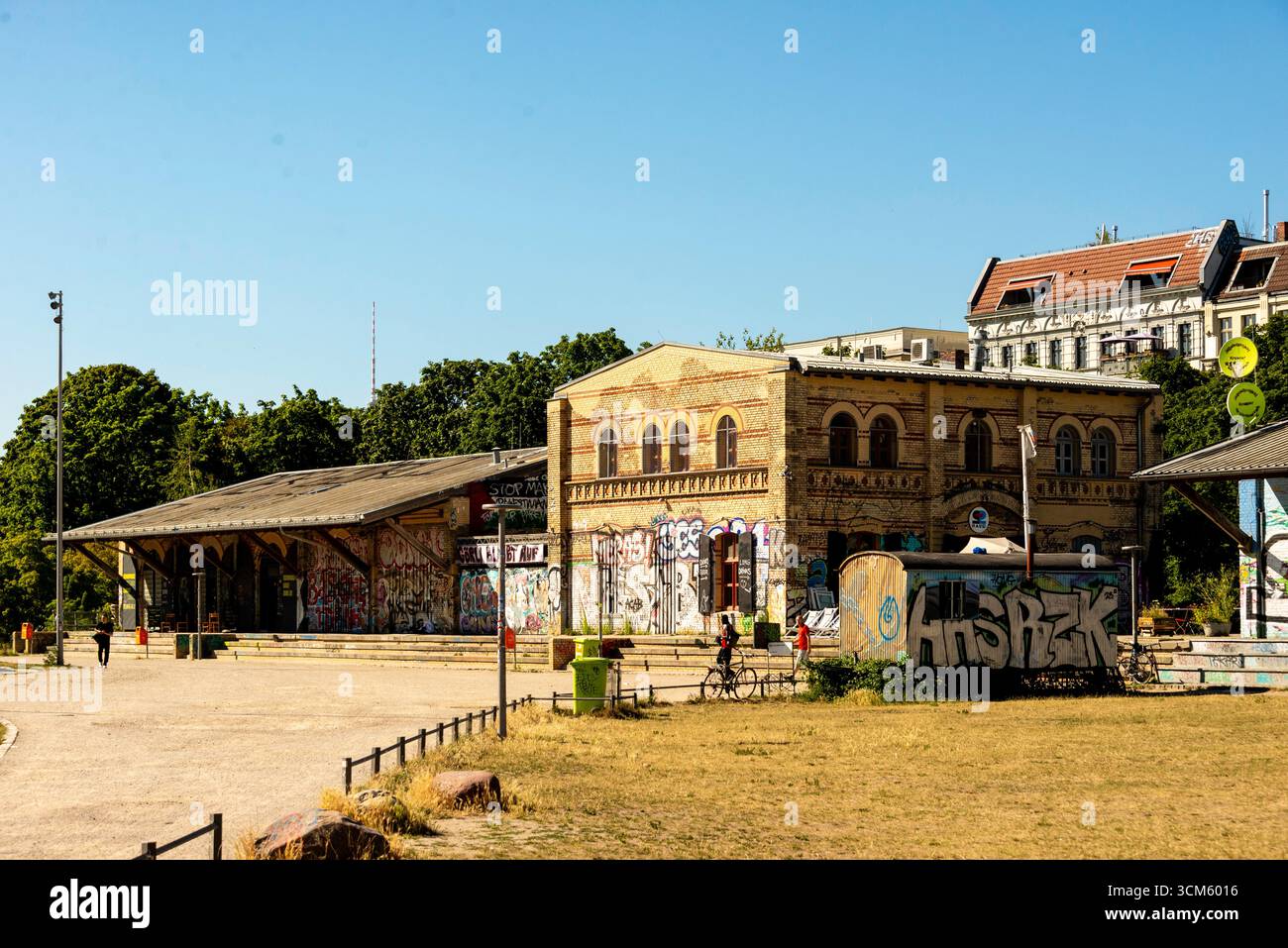 Journée ensoleillée à l'ancienne gare de Görlitzer Bahnhof à Görlitzer Park, Berlin. Le bâtiment historique recouvert de graffitis incarne l'alterna de la ville Banque D'Images