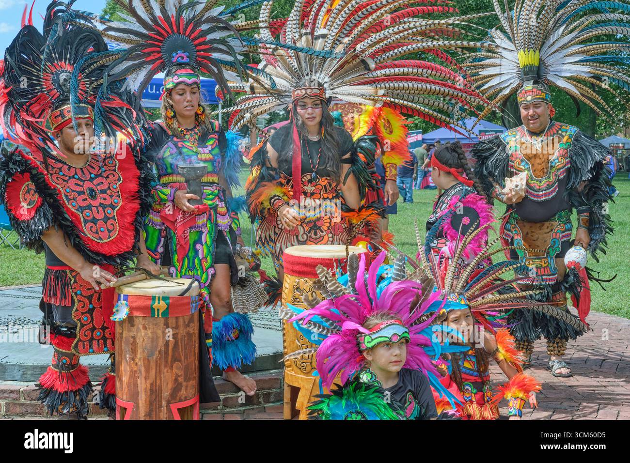 Les membres du groupe aztèque Tonatzin Yaotecatl se sont produits au Baila con Dover Latin Festival à Douvres, Delaware. Banque D'Images
