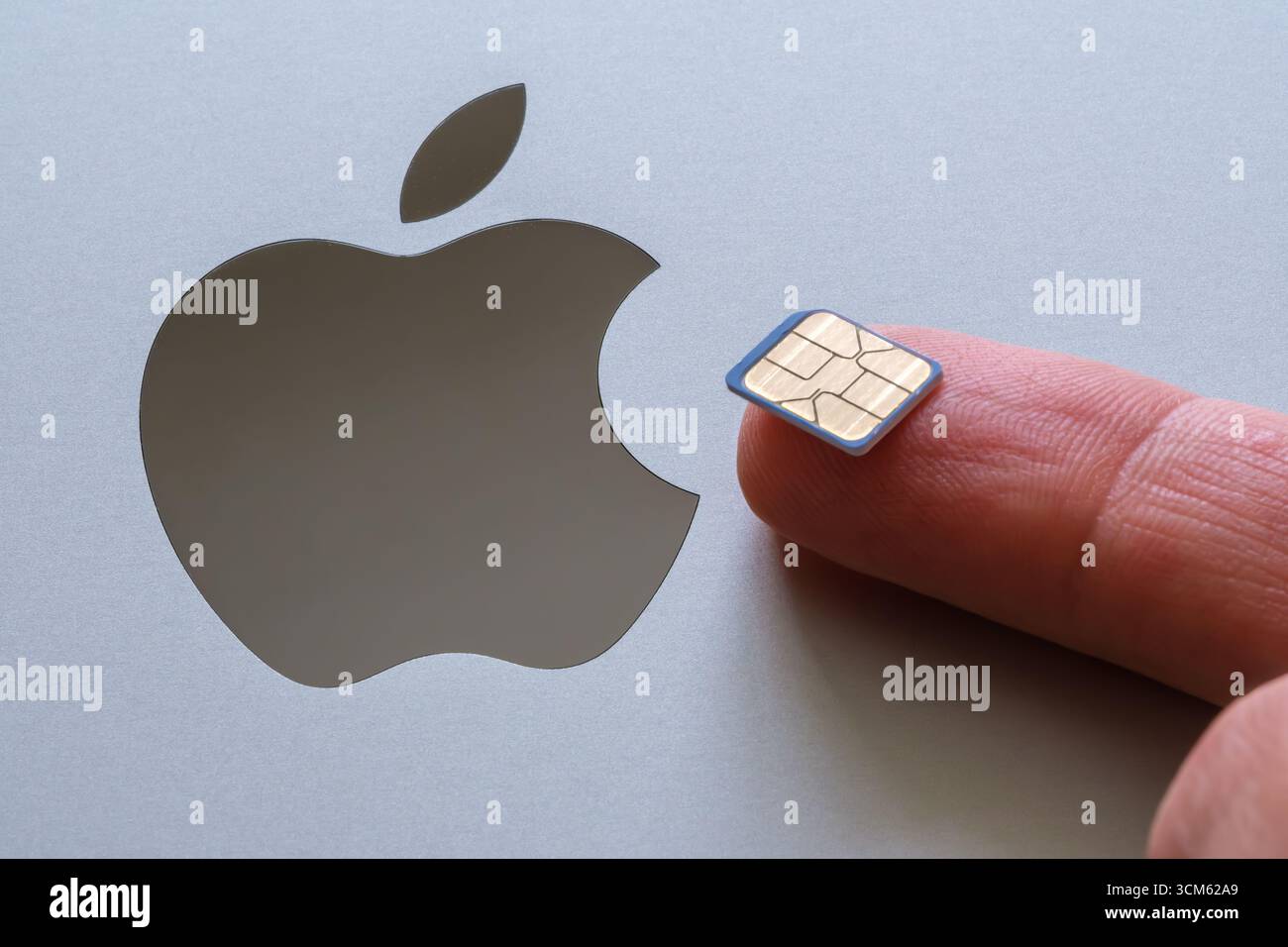 Logo Apple et carte SIM physique. Concept image pour APPLE est en train de tuer la carte SIM physique libérant e-sim uniquement les appareils iPhone 17. Banque D'Images