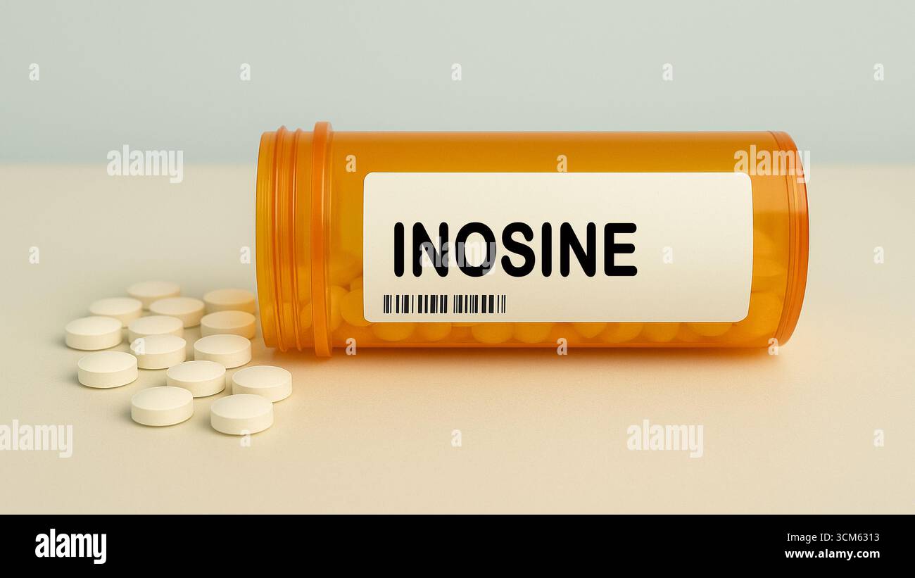 Boîte de comprimés D'INOSINE sur une table de pharmacie d'hôpital utilisé pour soutenir la performance sportive et la santé immunitaire un supplément de nucléoside. Banque D'Images