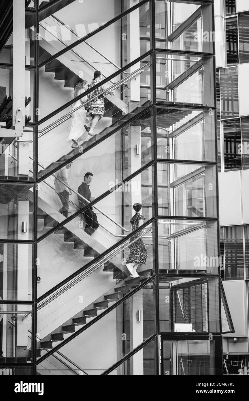 Employés de bureau dans l'escalier d'un immeuble de bureaux près du quartier du bassin de Paddington, près de la gare de Paddington dans le centre-ville de Londres, Royaume-Uni. Noir Banque D'Images
