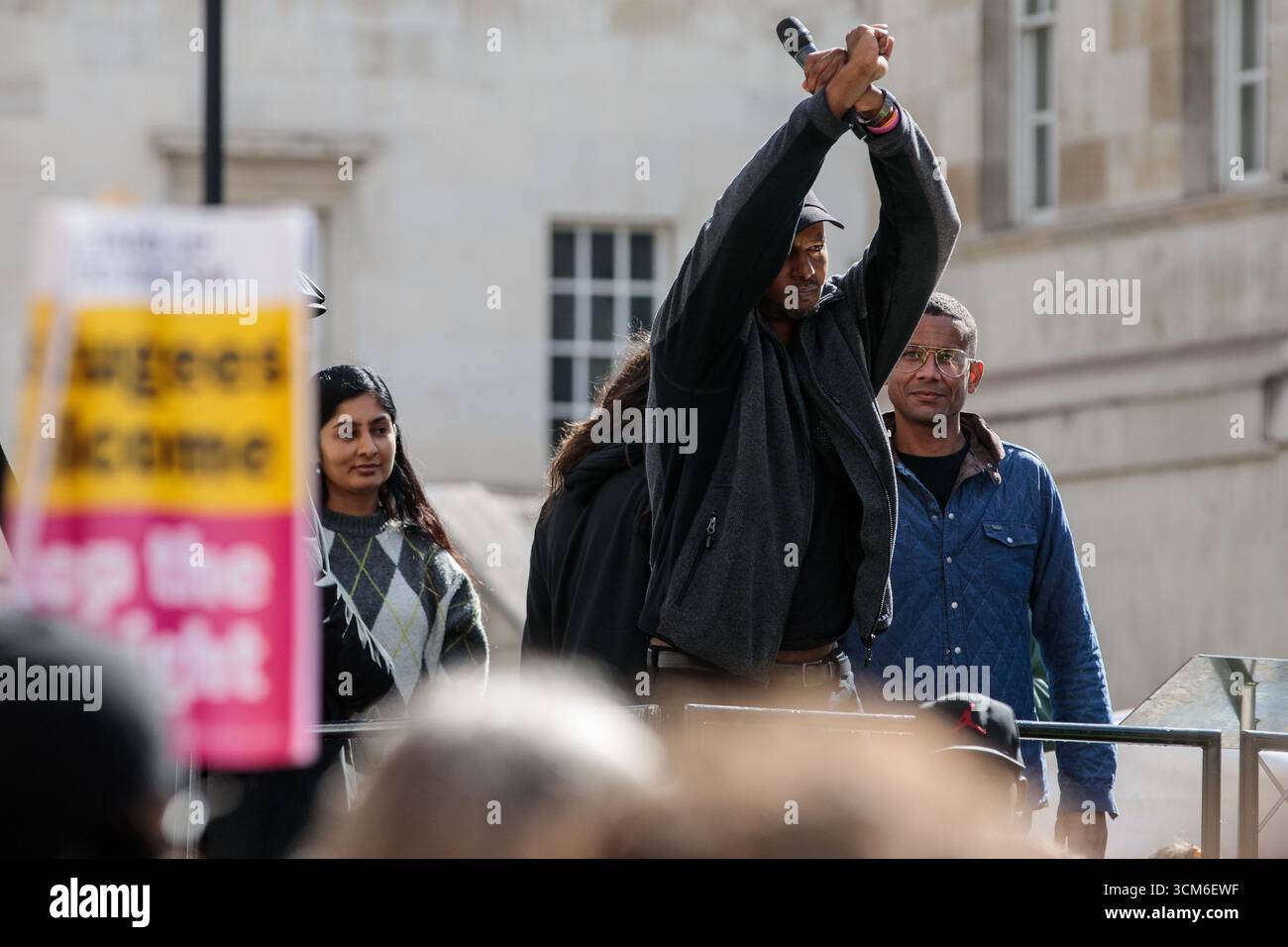 Londres, Royaume-Uni. 13 septembre 2025. Mo, un réfugié soudanais représentant Care4Calais, s’adresse à environ 15 000 anti-racistes lors de la Marche contre le fascisme organisée par Stand Up to Racism en tant que contre-protestation à la manifestation Unite the Kingdom dirigée par le militant d’extrême droite Tommy Robinson. Crédit : Mark Kerrison/Alamy Live News Banque D'Images
