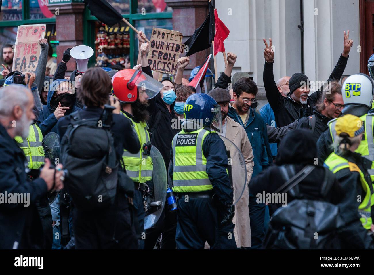 Londres, Royaume-Uni. 13 septembre 2025. Les anti-racistes qui avaient été isolés de la contre-manifestation contre le fascisme organisée par Stand Up to Racism sont acclamés à leur retour à Whitehall. Crédit : Mark Kerrison/Alamy Live News Banque D'Images