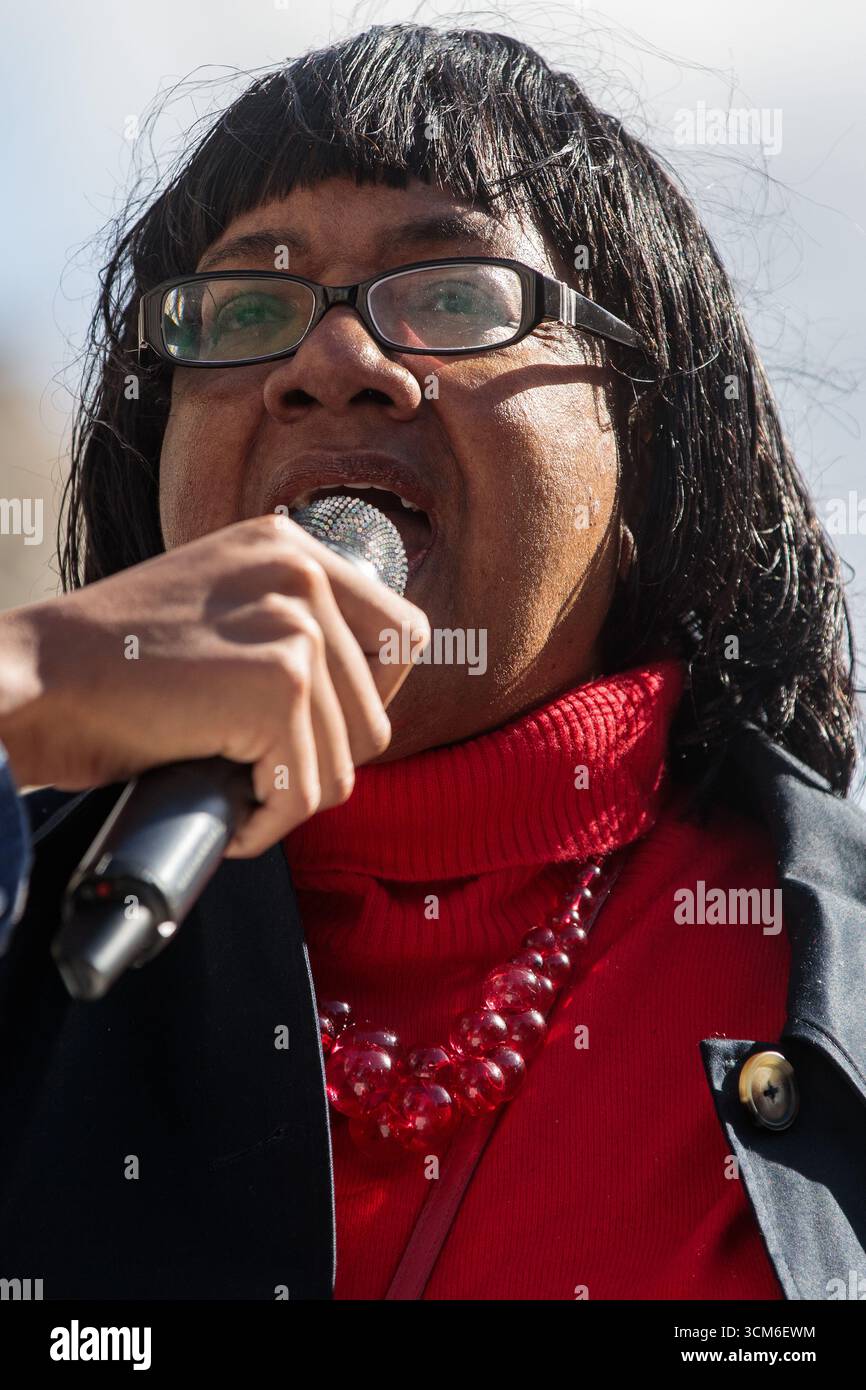 Londres, Royaume-Uni. 13 septembre 2025. Diane Abbott, députée indépendante de Hackney North et Stoke Newington, s’adresse à environ 15 000 anti-racistes lors de la Marche contre le fascisme organisée par Stand Up to Racism en tant que contre-protestation à la manifestation Unite the Kingdom dirigée par le militant d’extrême droite Tommy Robinson. Crédit : Mark Kerrison/Alamy Live News Banque D'Images