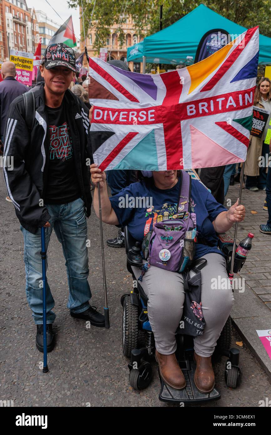 Londres, Royaume-Uni. 13 septembre 2025. Les antiracistes se préparent à participer à une marche contre le fascisme organisée par Stand Up to Racism en guise de contre-protestation à la manifestation Unite the Kingdom dirigée par le militant d'extrême droite Tommy Robinson. Environ 15 000 personnes ont assisté à la marche contre le fascisme. Crédit : Mark Kerrison/Alamy Live News Banque D'Images