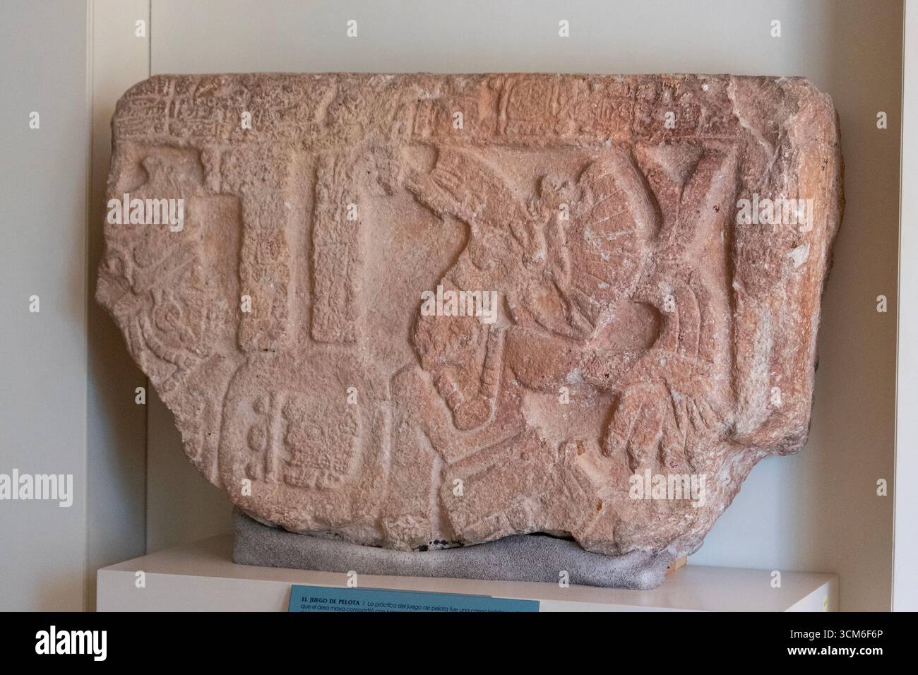 Approchez-vous d'une ancienne pierre maya sculptée représentant un joueur de balle maya avec des glyphes dans le musée maya de cancun Banque D'Images